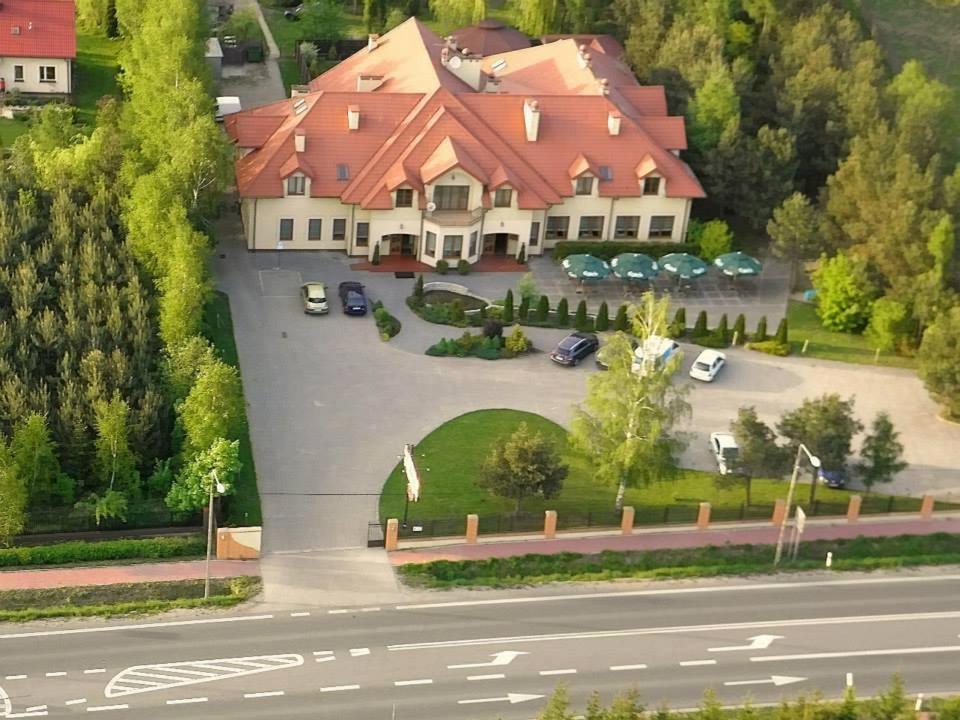 Maxima Hotel Wolanow Экстерьер фото